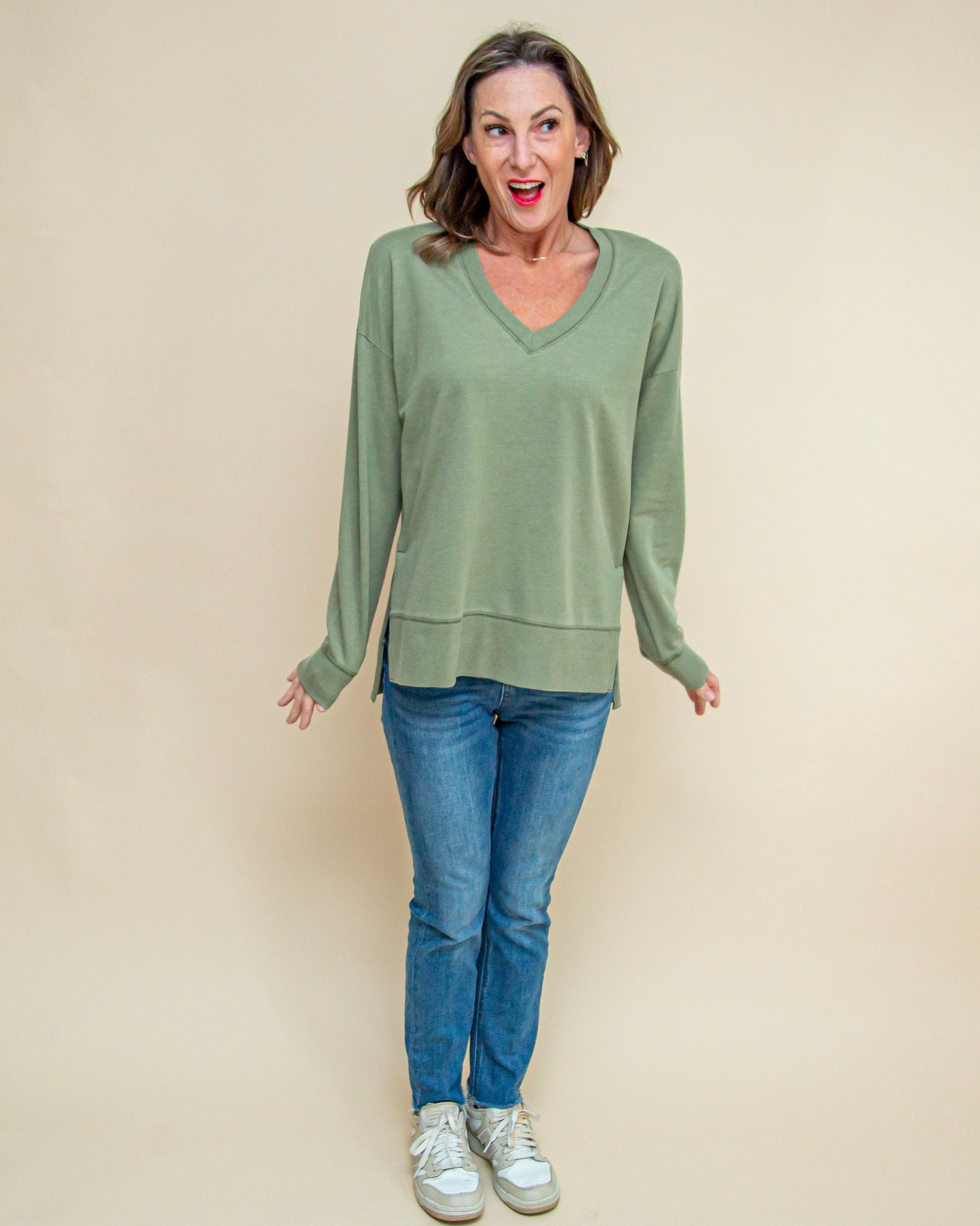 Modern V-Neck Weekender in Avocado (9104322724091)