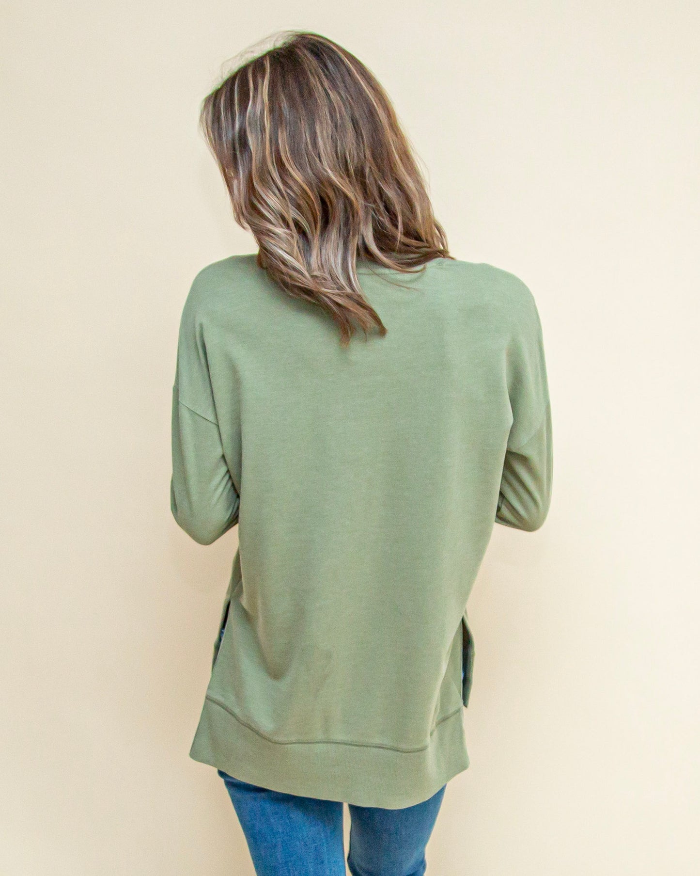 Modern V-Neck Weekender in Avocado (9104322724091)