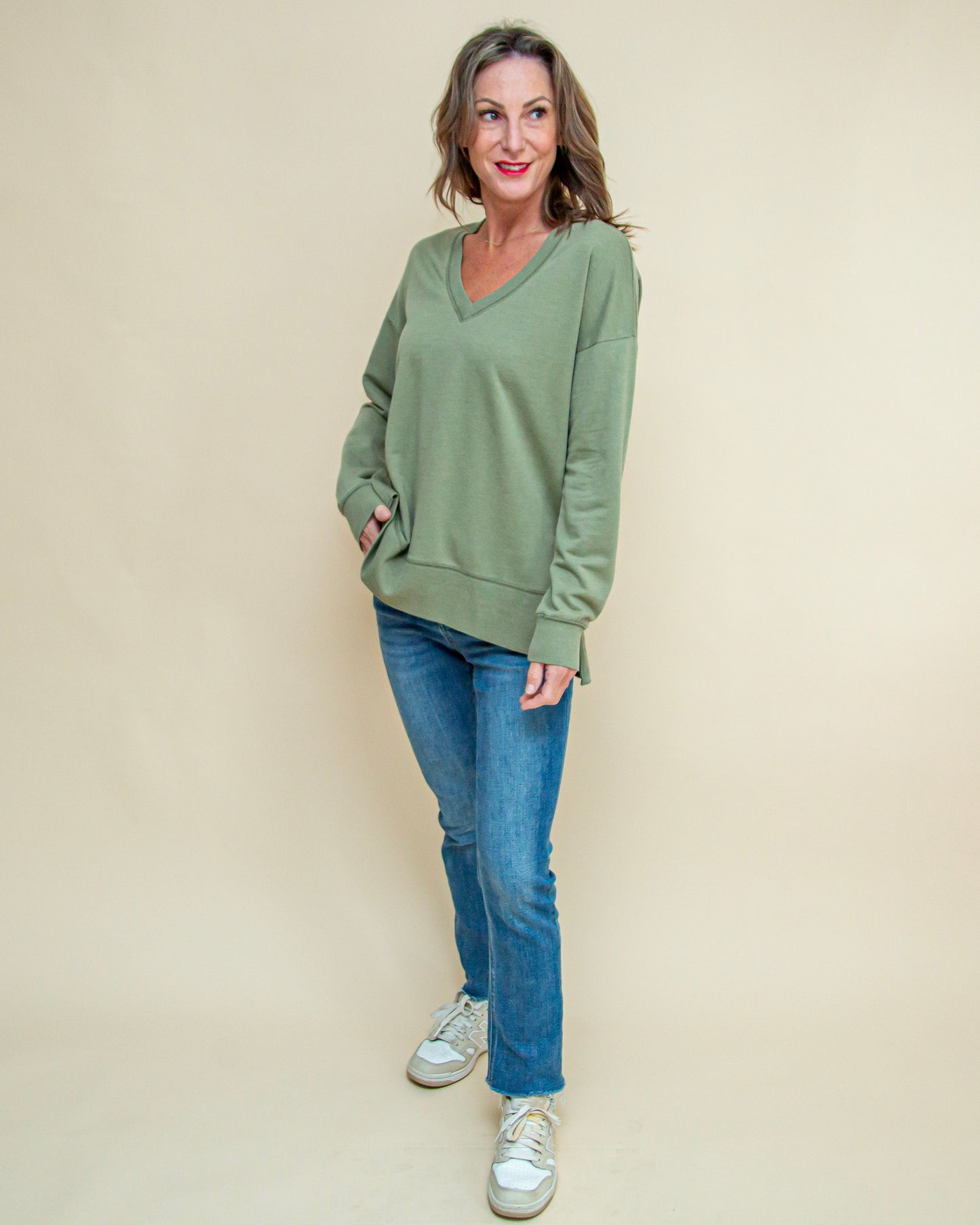 Modern V-Neck Weekender in Avocado (9104322724091)