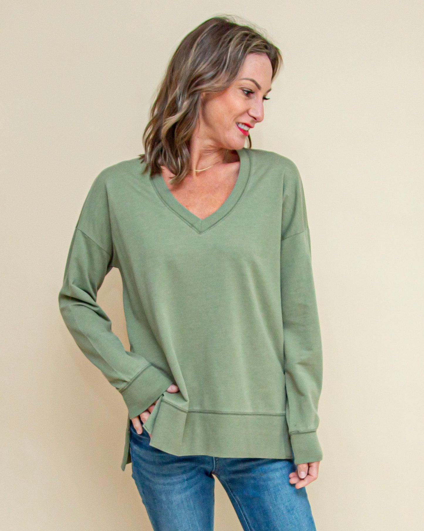 Modern V-Neck Weekender in Avocado (9104322724091)