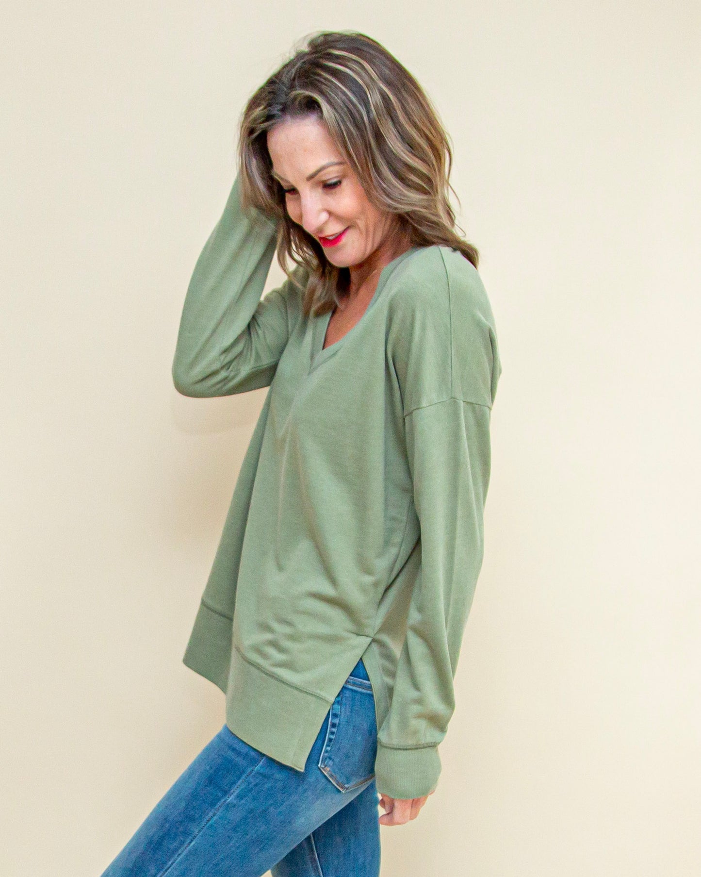 Modern V-Neck Weekender in Avocado (9104322724091)